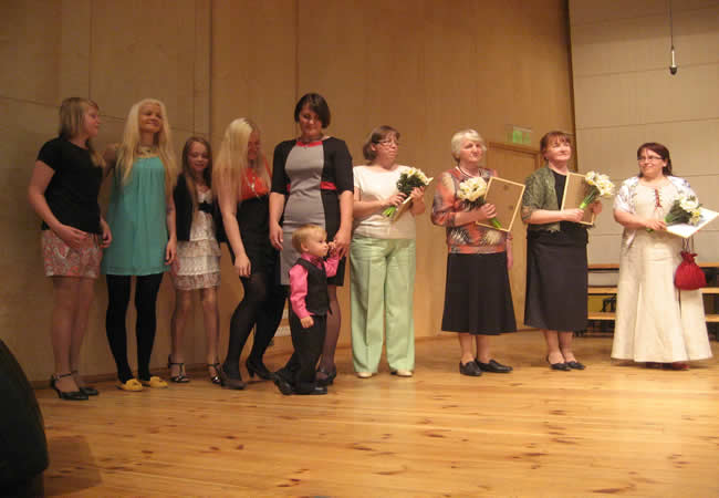 Pildi keskel Võrumaa aasta ema 2013 Airi Gross-berg pühapäeval Kandle laval koos oma kuuest lapsest viiega, vasakult: Avelin (12), Karolin (20), Kerstin (10), Merilin (21) ja Johannes (2). Airist paremal teised aasta ema tiitlile esitatud tublid naised: Ene Aedmaa, Eha Uibo, Lidia Kolpakova ja Piret Haljend. Lisaks neile esitati aasta ema aunimetusele ka Luule Veibri. Foto: IRJA TÄHISMAA
