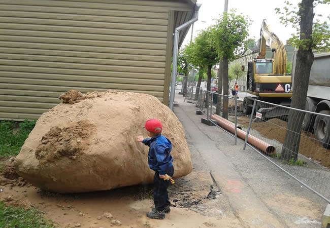 Pildil on näha kivimürakas, mille ehitusfirma Baurexi ekskavaatori kopp tõi välja kolmapäeval Kreutzwaldi tänaval tehtud kaevamistööde käigus. Foto: AIGAR NAGEL