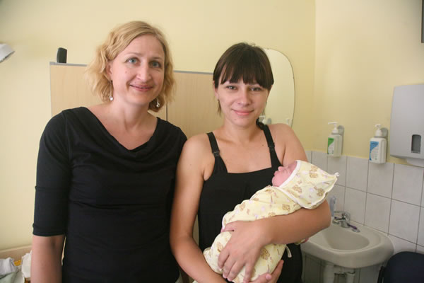 Võrus 24. mail poja sünnitanud Jekaterina Nikolajeva (paremal) palatis koos Lõuna-Eesti haigla kommunikatsioonijuhi Ave Abeliga.       Foto: Võrumaa Teataja