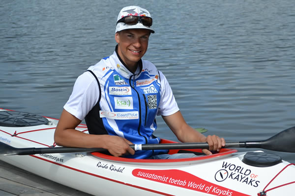 Raido Ränkel ja Eesti firma World of Kayaks toodetud süst Kubja järve ääres. Foto: PILLE IVASK