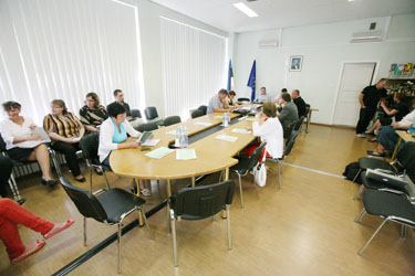 Eile kell 13 volikogu istungi algusajal oli volikogu liikmete laud poolenisti tühi ning linnavalitsuse ametnikke ja külalisi rohkem kohal kui volikogu liikmeid. Pildi tegemise hetkeks oli volikogu esimees Erki Saarman läinud puuduvaid volikogu liikmeid läbi helistama.     Foto: INNO TÄHISMAA