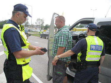 Sellel härrasmehel tuli autost välja astuda, sest puhumine näitas joovet.  Foto: IRJA TÄHISMAA