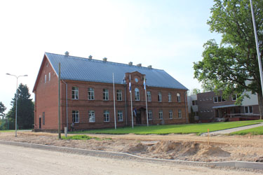 See punastest telliskividest praeguseks renoveeritud koolimaja sai 1966. aastal juurdeehituse, millele lisandus 2003. aastal ajakohane ja ruumikas spordihoone. Tänavu täitub põhjaliku uuenduskuuri läbinud koolihoonel 130 aastat teenistust haridustemplina. Foto: BIRGIT PETTAI