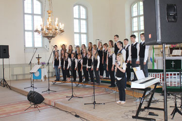Kontsertaktusel üles astunud Rõuge põhikooli praegused õpilased. 	  Foto: BIRGIT PETTAI