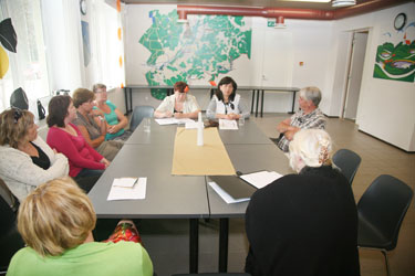 Varstu vallavolikogu liikmed koos vallavanemaga teisipäeval Varstu kultuurikeskuse söökla ruumis arutamas tõmbekeskuse teemat. Laua otsas paremal istub volikogu esimees Ale Sprenk.      Foto: INNO TÄHISMAA