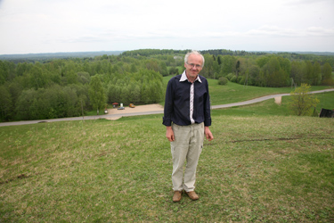 Pildil on Veclaicene valla turismiala spetsialist Jaan Prangel, taustal paistab Eestimaa ja Jaanist vasakul metsa kõrval isegi Suure Munamäe tipp. Foto: Võrumaa Teataja