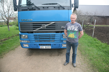 Korneti transpordiettevõtja Martins Virks koos oma peamise töövahendi, Volvo veoautoga. Foto: INNO TÄHISMAA