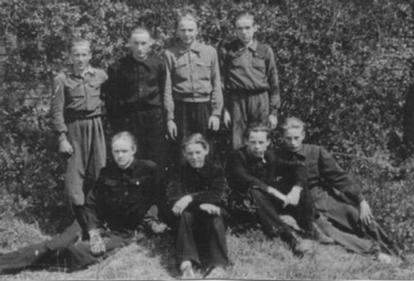 olme Lõvi Ühingu  liikmed kevadel 1955.  Istuvad: Eino Hallop, Tõnu Meldre, Tõnu Taimsaar, Valdur Raudvassar; seisavad: Aleksander Gontšarov, Enn Vaher (pealik), Kalju Puusepp, Ants Meeling. Foto: ERAKOGU