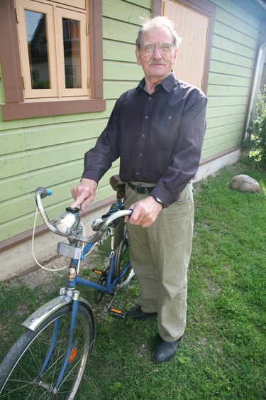 Tõnu Anton koos omavalmistatud rattaga oma kodu hoovis Võru kesklinnas. Foto: INNO TÄHISMAA