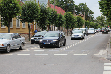 Foori töölehakkamine ja tänava kahesuunaliseks muutumine tekitas eile Võru kesklinnas parajad ummikud. Foto: INNO TÄHISMAA