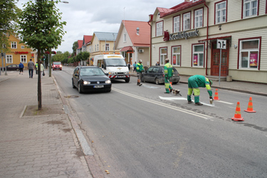 Viimased märgistustööd eile Võru kesklinnas.  Foto: INNO TÄHISMAA