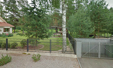 Sellel 2011. aasta suvel tehtud kaardirakenduse Google Street View kujutiselt on näha, et juba kaks aastat tagasi oli Võru linnale kuuluv maa Kalmuse 16 ja Kalmuse 18 kinnistute vahel hõivatud, sinna oli rajatud kapitaalne aed ja muid ehitisi. Repro: Google Street View