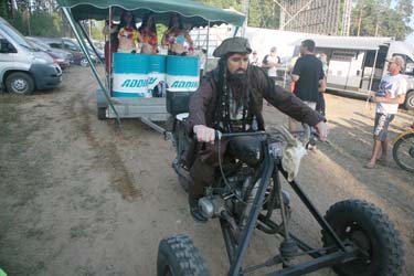 Kapten Jack Sparrow saatjaskonnaga. Foto: INNO TÄHISMAA