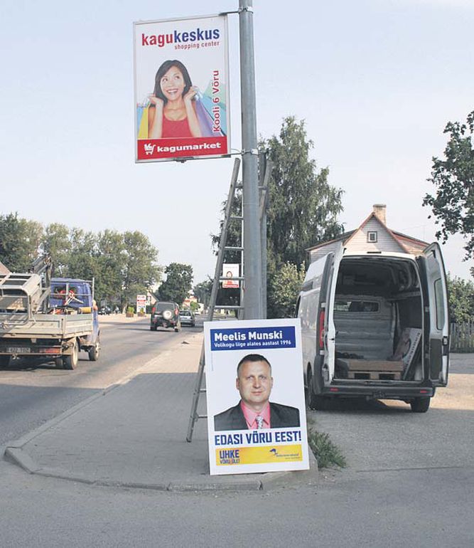 Pildil on näha, kuidas eile asendati Jüri tänaval Kagukeskuse reklaam Meelis Munski näopildiga. Foto: ALEKSANDER PLADO
