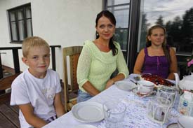 Rõdul istuvad Anneli ja tema lapsed: 12aastane Anete ja kaheksa-aastane Andri. Foto: ANDREI JAVNAŠAN