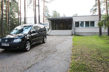 Leinasaalil on metsa ääres eraldi sissepääs. Foto: Võrumaa Teataja