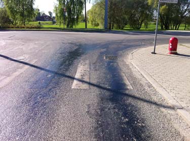 Nii nagu 2010. aastal, on tänavusel suvel kuumusega asfalt sulanud. Pildil on Vabaduse ja Kooli tänavate nurk, kus asfalt suvel palavate ilmadega mitmel korral sulas.  Foto: INNO TÄHISMAA
