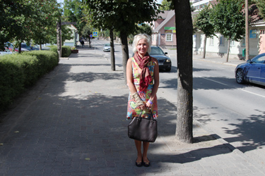 Europarlamendi saadik Kristiina Ojuland laupäeval Võru linnas Jüri tänaval.	   Foto: Võrumaa Teataja