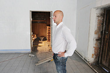 Abilinnapea Tarmo Piirmann värskelt remonditud linnasauna meeste pesuruumis.      Foto: INNO TÄHISMAA