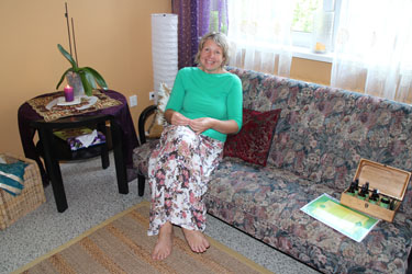 Võru polikliiniku majas asuva massaažikabineti perenaine Liina Mitt diivanil lõõgastumas. Foto: TAIMI PLADO