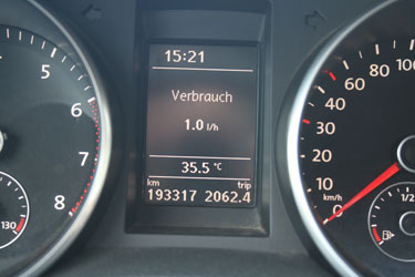 Võrumaa Teataja auto kraadiklaas näitas neljapäeval kell 15.21 temperatuuriks 35,5 kraadi.