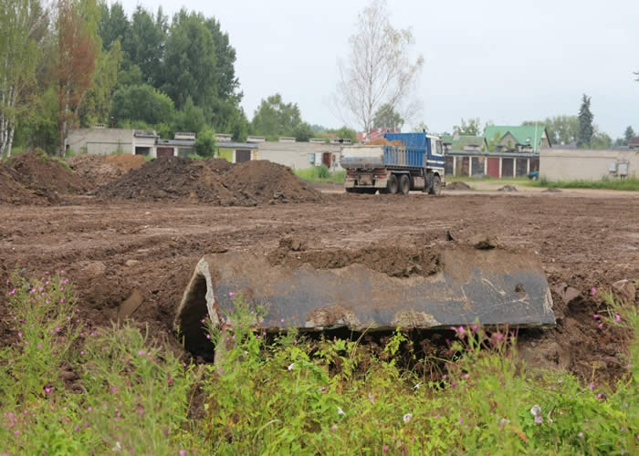Pildil käib Kreutzwaldi tänava alt välja kaevatud pinnase vedu garaažide taga asuvale platsile. Foto: INNO TÄHISMAA