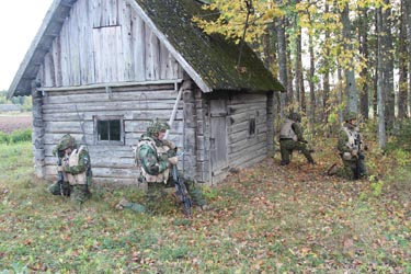 Scoutspataljoni võitlejad varitsemas Luhametsa kandis asuva talu sauna juures. Foto: INNO TÄHISMAA