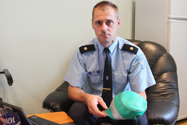 Võrumaa mütsiprojekti algataja Elar Sarik koos lastele välja jagatud helkurmütsiga. Foto: INNO TÄHISMAA