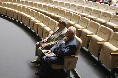President Arnold Rüütel (esiplaanil) Põlva kultuurikeskuse saalis toimunud kongressil, tema kõrval Eesti Põllumeeste Keskliidu president Juhan Särgava. Foto: INNO TÄHISMAA