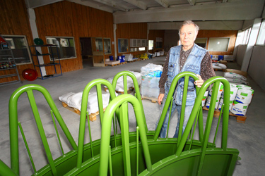 Võrumaal Nursis Eestis ainukese toimiva masinaühistu tegevjuht Jaak Kahro: „Püüame muretseda kõike, mis talunikul vaja on ja mida ta tellib.”	Foto: ANDREI JAVNAŠAN