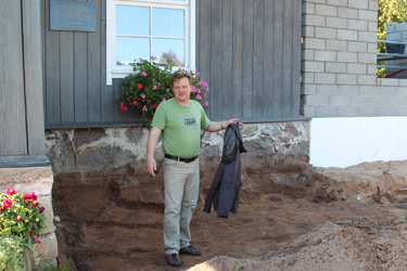 Metsavenna talu peremees Meelis Mõttus seisab kohal, kuhu tuleb maja ette  terrass. Foto: INNO TÄHISMAA