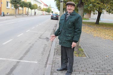 Võru linnavolikogu aseesimees Tõnu Anton eile hommikul  näitamas Võru kesklinnas Jüri tänaval kohta, kuhu oleks võinud üle tuua bussipeatuse. Foto: INNO TÄHISMAA