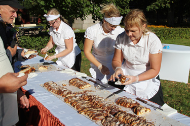 Väimela bistroo tublid töötajad, (vasakult) juhataja Ülle Kelp, kokk Viivika Saagpakk ja peakokk Kattrin Puksa, septembri algul Võrus Katariina allee avamise puhul kringlit laiali jagamas.     Foto: INNO TÄHISMAA