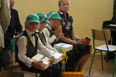 Misso kolm esimesse klassi tulijat said eile kätte iPadi, aabitsa, koti koolivarustusega ning omavalitsusliidu tellitud helkurmütsi. Foto: INNO TÄHISMAA