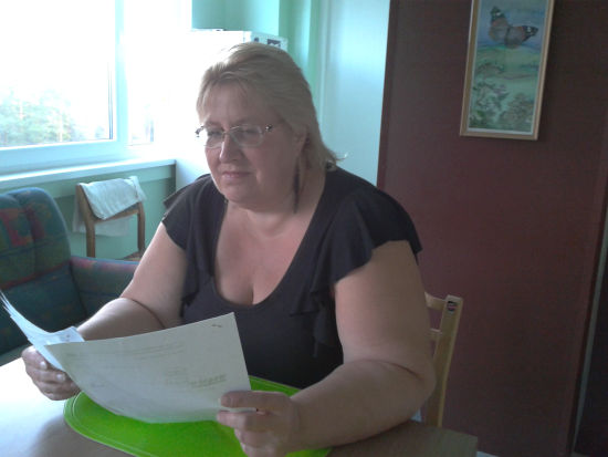 Murelik ema Anneli Kivila internetist prinditud bussigraafikuid sirvimas. Pärast Võru–Pärnu liini sulgemist on bussiaegade klapitamine parajaks raketiteaduseks muutunud. Foto: KADRI NAGEL