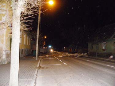 Vaade Jüri tänavale hommikul kell 6.20 pärast kortermaja katuse purunemist.   Foto: KADRI NAGEL