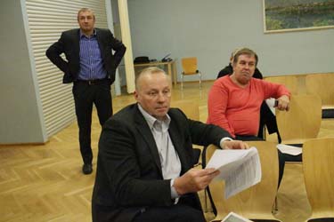 Võru endine maavanem ja linnapea, praegune Riigikogu liige Ülo Tulik Sotsiaaldemokraatliku Erakonna, Keskerakonna ning valimisliidu Võru Väärib Võimekust koalitsioonilepingu pidulikul allkirjastamisel aktiivselt küsimusi esitamas. Tuliku peos on koalitsioonileping, tema taga istub Henni Nassar ja seisab Kalvi Kõva.    Foto: AIGAR NAGEL