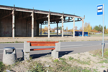 Maksumaksja raha eest rajatud tuttuus bussipeatus Võru linnas Kivi tänaval, kuhu bussi ei käi. Foto: INNO TÄHISMAA