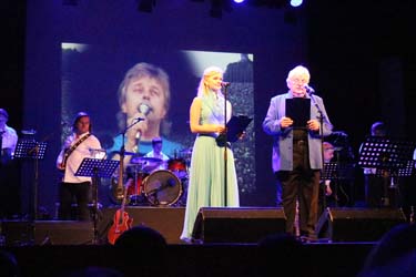 Kontserti konfereerisid Kandle laval Hanna-Liina Võsa ja Ivo Linna, taustaks tuli videomeenutus laulva revolutsiooni ajast 25 aastat tagasi. Foto: Võrumaa Teataja