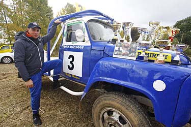 Mikk Mäesaar  GAZ-53ga  oma võidetud karikaid demonstreerimas. Foto: Andrei Javnašan
