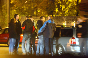 Noored teevad autode juures aega parajaks – pudelid on mugavalt auto katusele toetatud.  Foto: ANDREI JAVNAŠAN