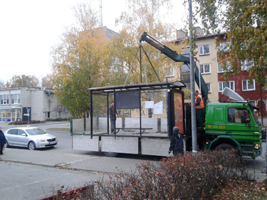 Bussiootepaviljoni paigaldamine uude ja paremasse kohta. Nüüdsest saavad külma ilma ja vihma eest varju otsida lisaks bussiga liiklejatele ka taksot  ootavad linlased. Foto: AIGAR NAGEL