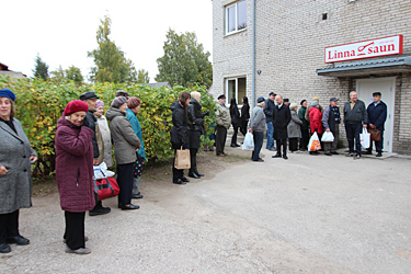 Eile oli värskelt remonditud linnasauna juurde kogunenud terve rida inimesi. Foto: INNO TÄHISMAA