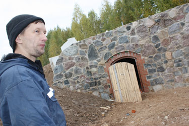 Taavi keldrid hakkavad peatselt valmis saama. Üksjagu on veel teha, kuid seest on keldrid puhtad, juba on õunadki paigas. foto: JOOSEP AADER