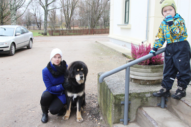 Antsla valla elanik Helena Rätsep koos koer Bobo ja poeg Kristjaniga pühapäeva ennelõunal Antsla kultuurikeskuse ees enne valima minekut. Foto: INNO TÄHISMAA 