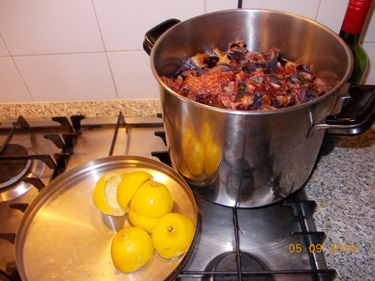 Pliidil on potiga tulel tükeldatud viigimarjad ning retsepti järgi läheb kahe kilo viigimarjade kohta kolme sidruni värskelt pressitud mahl, 100 g punast veini, näpuotsaga meresoola, pool kilo suhkrut ja natuke riivitud sidrunikoort. Eestlased saavad viigimarjadest moosi keetmisest ainult unistada, sest viigimarjad ei kannata transporti. Foto: ANNELI TREUMUTH
