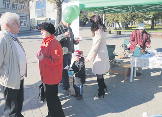 Toomas Paur (vasakul) ja Anneli Ott (keskel) meelitasid valijaid ligi Kesklinna pargis. Fotod: INNO TÄHISMAA