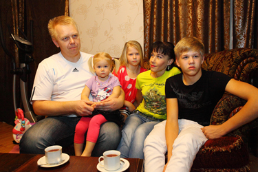 Võrumaa aasta isa perega (vasakult): pereisa Tarmo, Kristelle, Nele, pereema Karmen ja Tarvo. Pildilt puudub vanim tütar Kristi.  Foto: ANDREI JAVNAŠAN 