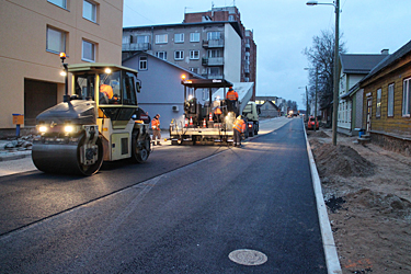 Asfaldi paigaldamine Kreutzwaldi tänavale teisipäeva, 12. novembri õhtul kella 17.30 ajal. Foto: INNO TÄHISMAA