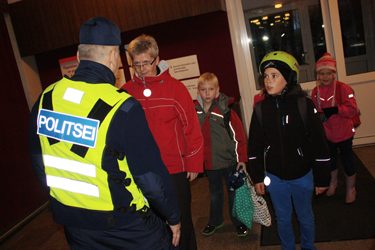 Politsei kontrollis 6. novembril kell 7.30 Antsla gümnaasiumi juures helkuri kasutamist. 	 Foto: JOOSEP AADER